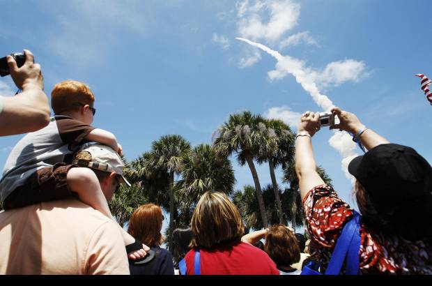 Reuters - Alrededor de 40.000 personas se congregaron en el centro de lanzamiento en Florida para ver el despegue.