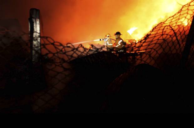 Manuel Saldarriaga - El incendio se presentó en la madrugada de este miércoles en el barrio Primavera del Municipio de Envigado. La conflagración comenzó en un deposito de maderas y las llamas alcanzaron cerca de 30 metros.