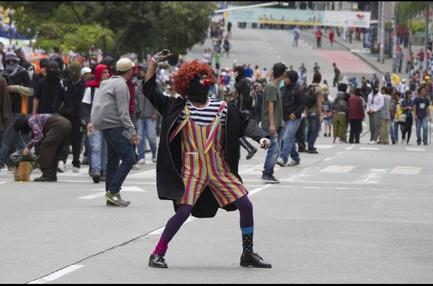 ESTEBAN VANEGAS - Las centrales obreras y grupos estudiantiles de las universidades Nacional y de Antioquia marcharon este 1 de mayo por las calles de Medell&#237;n, exigiendo garant&#237;as laborales al Gobierno Nacional. Al final de la movilizaci&#243;n se presentaron algunos enfrentamientos entre varios manifestantes y agentes de la Polic&#237;a.