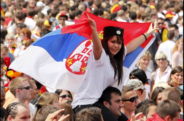 AP - Se desinfla el globo alem&#225;n. Serbia derrot&#243; el viernes 1-0 a una Alemania que jug&#243; con uno menos desde el primer tiempo y err&#243; un penal.