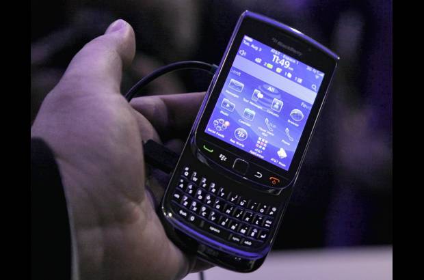 AP - Los usuarios de un BlackBerry Torch pueden escribir mensajes en la pantalla o usando un teclado deslizable.
