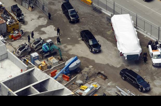 Reuters - La caravana presidencial pasó por las zonas que actualmente se encuentran en reconstrucción.