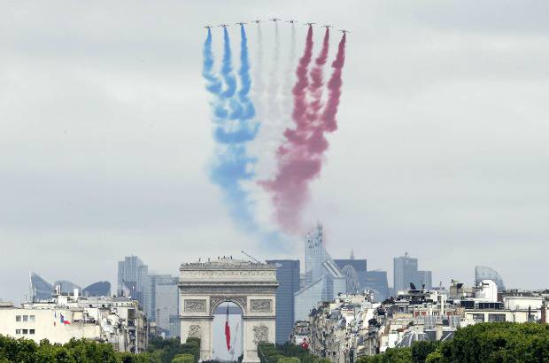 AFP - Uno de los momentos más espectaculares del acto fue el ofrecido por los 54 aviones militares, como cazas Rafale y Mirage 2000 y Super Étendard o naves de transporte como el A400M, que dibujaron en el cielo de París una estela roja, blanca y azul, alusión a los colores de la bandera francesa.