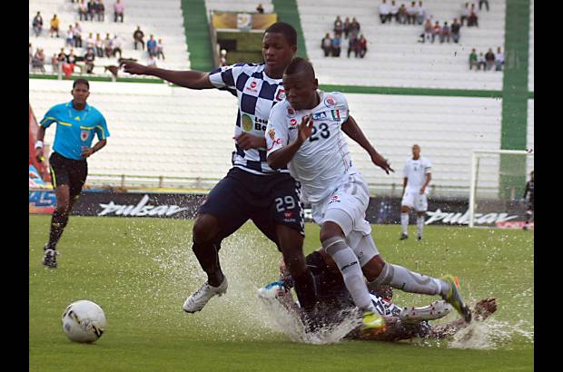 Colprensa - Chaparrón de agua y goles en la victoria del Caldas. Los de Manizales ganaron 3-1 al Chicó.