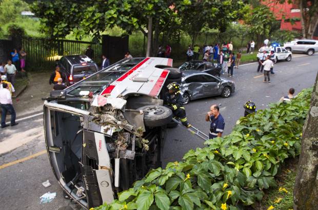 Esteban Vanegas - El accidente involucr&#243; a un bus de transporte de pasajeros y a varios carros particulares.
