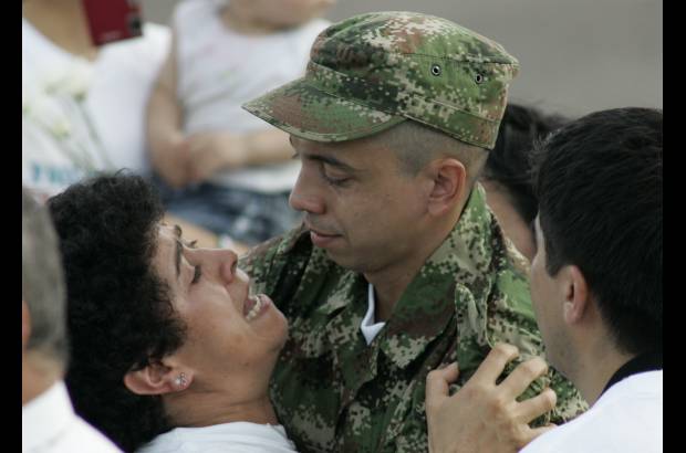AP - La directora de Asfamipaz, Marleny Orjuela, abraz&#243; emocionada a Pablo Emilio.
