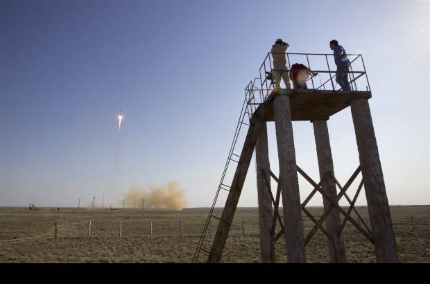 Reuters - A los pocos d&#237;as de arribar a la plataforma los tripulantes de la Soyuz TMA-04M ser&#225;n testigos, junto con los moradores veteranos de la EEI, de la llegada del nuevo carguero estadounidense Dragon, que ser&#225; lanzado por la NASA el 19 de mayo.