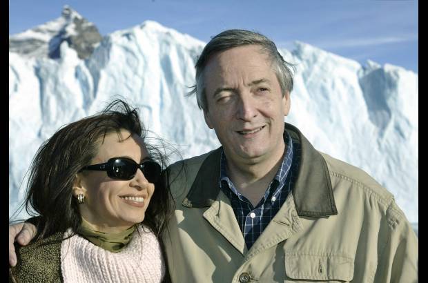 Reuters - N&#233;stor Kirchner y Cristina Fern&#225;ndez en frente del glaciar Perito Moreno en El Calafate, en la provincia patag&#243;nica de Santa Cruz, durante unas vacaciones el 17 de mayo de 2003.