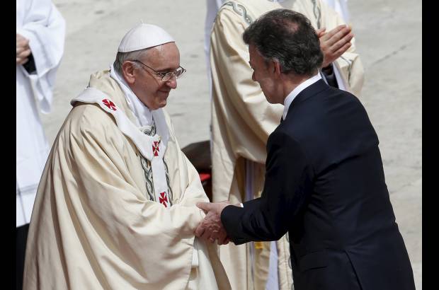 Reuters - El presidente Juan Manuel Santos saluda al Papa Francisco en la ceremonia de canonización de la Madre Laura.