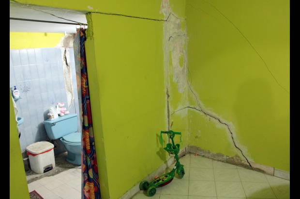FOTOS HERN&#193;N VANEGAS - Muchas casas del barrio Brice&#241;o, vecinas del hospital, tienen el mismo problema.