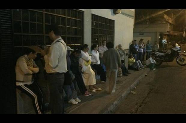 Yefferson Miranda - Fila en el centro de salud de Santo Domingo.
