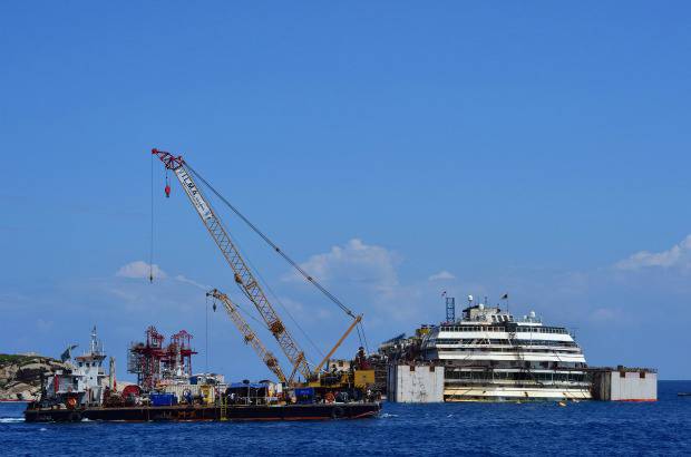 AFP - Una vez que el barco ha sido levantado unos dos metros, el lunes por la tarde será estabilizado con cadenas y cables, y los remolcadores lo moverán unos 30 metros hacia el puerto, desde donde será preparado para ser remolcado en días a Génova, en el norte de Italia, donde será despedazado.