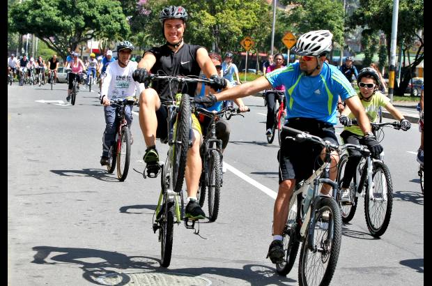 Juan Antonio Sánchez - Este domingo se realizó el Ciclopaseo por las calles de Medellín con motivo del Día de la Bicicleta. Pequeños y grandes disfrutaron del recorrido que reunió a la familia y los amigos. Todos compartieron el lema del evento: En bici somos más felices.