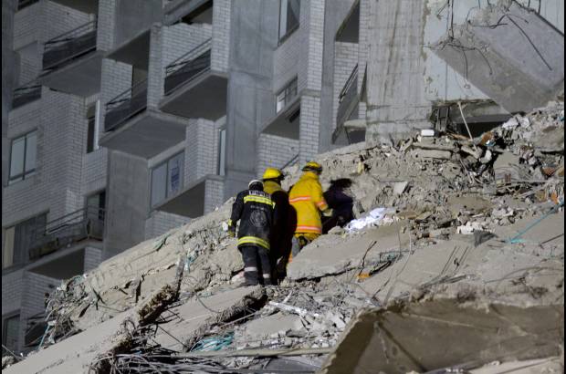 Esteban Vanegas - La torre seis del conjunto residencial Space se derrumb&#243; este s&#225;bado en la noche. El edificio de 22 pisos est&#225; ubicado en la carrera 24D con calle 10E, en la Loma del Padre Marianito.