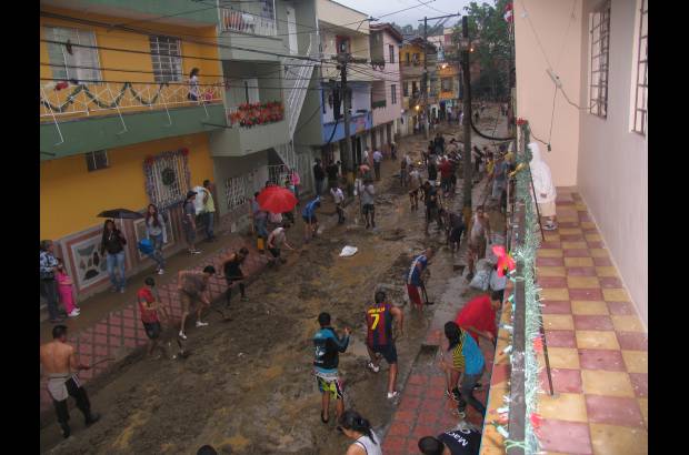 Rodrigo Mart&#237;nez - Este panorama que se observaba en la tarde de este domingo en la carrera 88 con calle 31 B.