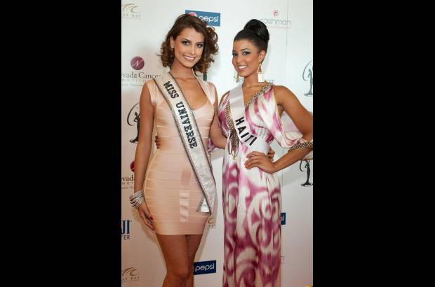 AP - Stefania Fern&#225;ndez, Miss Universo 2009 y Sarodj Bertin, Miss Hait&#237;.