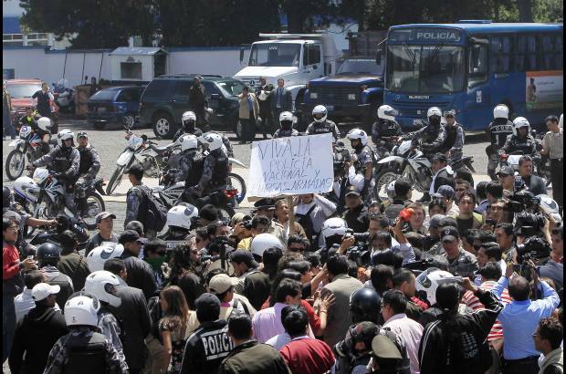 Reuters - El jefe de Estado ecuatoriano pidi&#243; tranquilidad a la ciudadan&#237;a, mientras que su Gobierno declar&#243; el estado de excepci&#243;n.