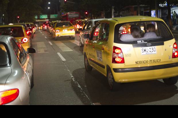 Edwin Bustamante - Las congestiones de tr&#225;fico se prolongaron en la noche como en horas pico.