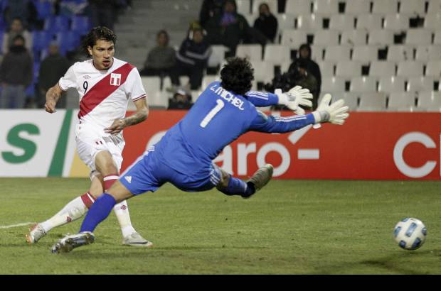 Reuters - Per&#250;, con un nuevo gol de Paolo Guerrero, derrot&#243; por 1-0 a M&#233;xico y qued&#243; a un paso de clasificarse para la siguiente etapa de la Copa Am&#233;rica 2011.