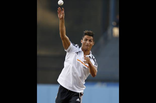 Reuters - El jugador de f&#250;tbol Cristiano Ronaldo lanza la primera bola antes del juego de b&#233;isbol entre los Yanquis de Nueva York y los Dodgers de Los &#193;ngeles.