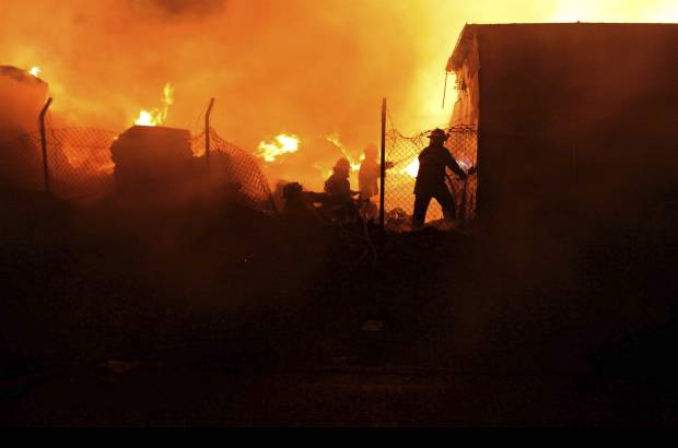 Manuel Saldarriaga - El incendio se presentó en la madrugada de este miércoles en el barrio Primavera del Municipio de Envigado. La conflagración comenzó en un deposito de maderas y las llamas alcanzaron cerca de 30 metros.