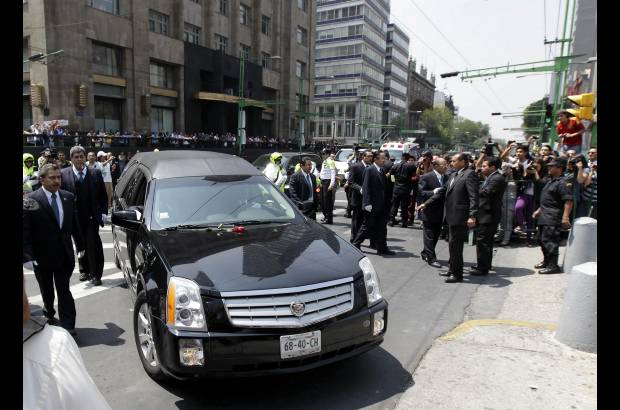 Foto Reuters - Desde el mediod&#237;a, centenares de admiradores del escritor fallecido a los 83 a&#241;os por una hemorragia en el aparato digestivo se agolparon a las puertas del Palacio de Bellas Artes, en donde se instal&#243; su capilla ardiente, para poder decirle adi&#243;s.