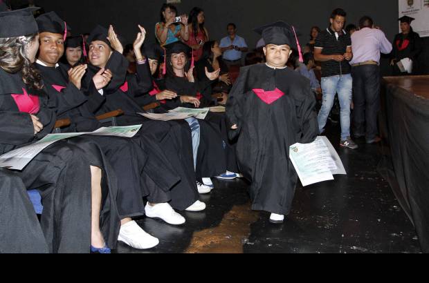 Foto Manuela Palacio Hernández - Los compañeros de Brayan, todos de estaturas superiores a 1,60, lo acogieron siempre como a un gran compañero. En los grados lo arroparon.