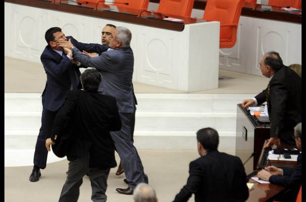 Reuters - Miembros del parlamento del partido gobernante AK y el Partido Republicano del Pueblo se enfrentaron a golpes durante un debate en Turqu&#237;a.