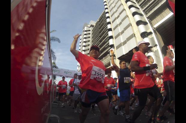 Esteban Jaramillo y Sebastián Salazar - Más de 10 mil competidores se dieron cita en esta histórica cita deportiva que se corría en las modalidades de 5, 10, 21 y 42 kilómetros.
