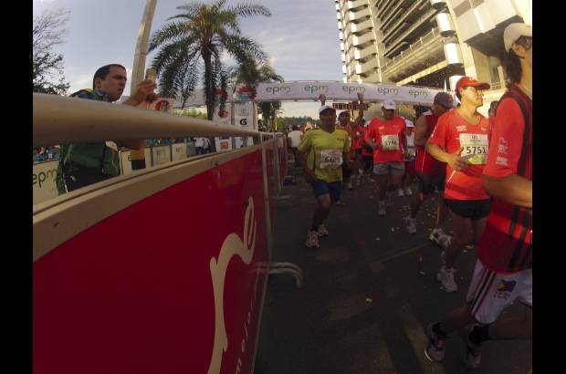 Esteban Jaramillo y Sebastián Salazar - Más de 10 mil competidores se dieron cita en esta histórica cita deportiva que se corría en las modalidades de 5, 10, 21 y 42 kilómetros.