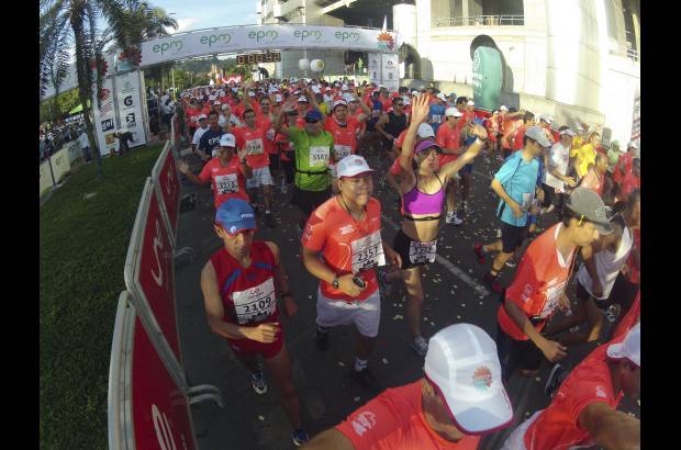 Esteban Jaramillo y Sebastián Salazar - Más de 10 mil competidores se dieron cita en esta histórica cita deportiva que se corría en las modalidades de 5, 10, 21 y 42 kilómetros.