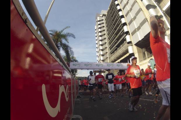 Esteban Jaramillo y Sebastián Salazar - Más de 10 mil competidores se dieron cita en esta histórica cita deportiva que se corría en las modalidades de 5, 10, 21 y 42 kilómetros.