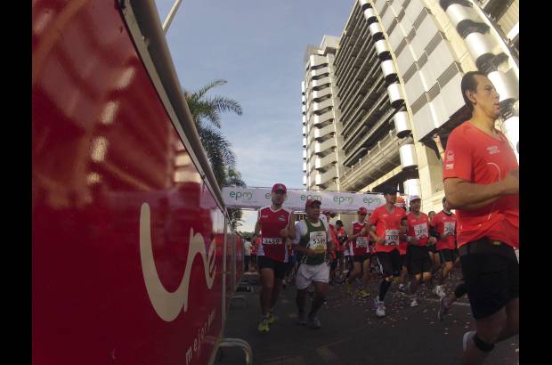 Esteban Jaramillo y Sebastián Salazar - Más de 10 mil competidores se dieron cita en esta histórica cita deportiva que se corría en las modalidades de 5, 10, 21 y 42 kilómetros.