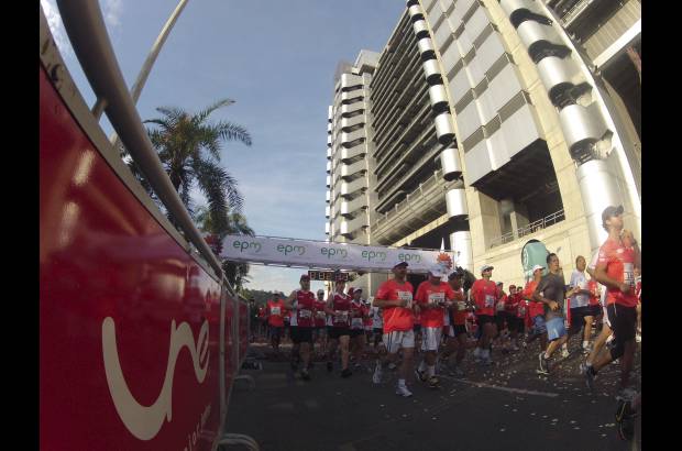Esteban Jaramillo y Sebastián Salazar - Más de 10 mil competidores se dieron cita en esta histórica cita deportiva que se corría en las modalidades de 5, 10, 21 y 42 kilómetros.