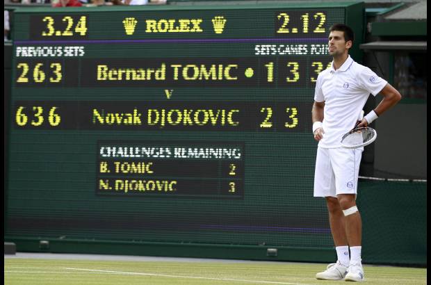 Reuters - Djokovic, quien busca su primer t&#237;tulo en Wimbledon y tambi&#233;n el n&#250;mero uno del ranquin mundial, se impuso sin dificultades en el set inicial, pero su rival, de apenas 18 a&#241;os, se recuper&#243; y dio batalla en el segundo.