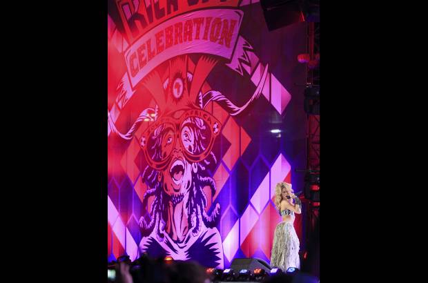 Reuters - La &#250;ltima en actuar y que llev&#243; el concierto a su punto &#225;lgido, fue Shakira.