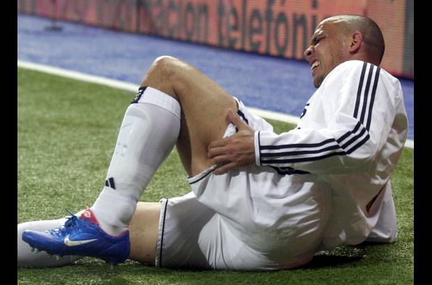 AP - Sus transferencias al Barcelona (por 19,5 millones de dólares) y al Inter Milán (27,9 millones de dólares) en ese entonces fueron fichajes por montos récord. El Real Madrid pagó 43 millones de euros (58,26 millones de dólares) por él en agosto de 2002.