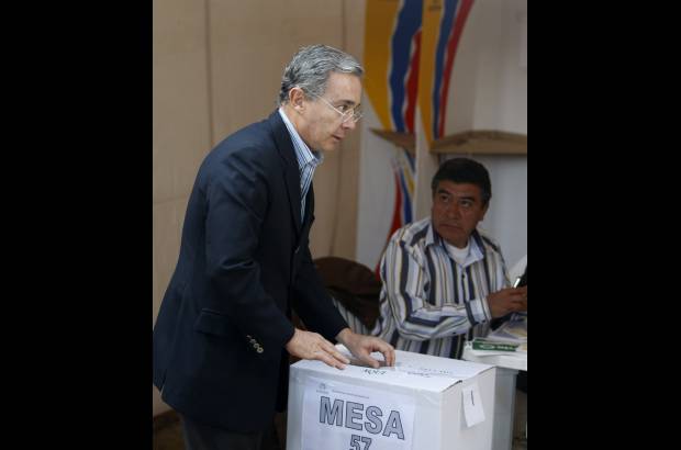 Reuters - El presidente Uribe vot� en la mesa 57.