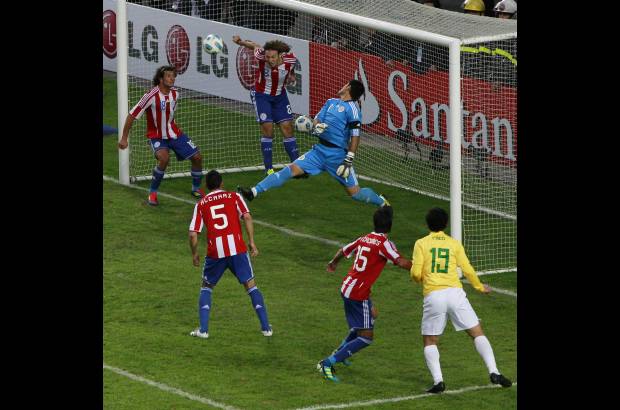 Reuters - Los goles de Paraguay en la definici&#243;n desde los 12 pasos fueron convertidos por Marcelo Estigarribia y Cristian Riveros.