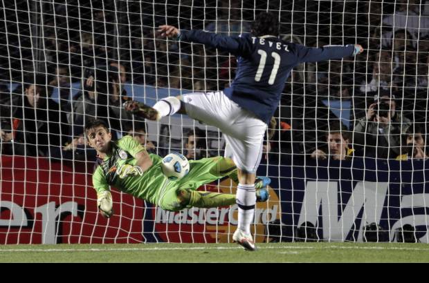 Reuters - El arquero Fernando Muslera ataj&#243; el penal de Carlos Tevez.
