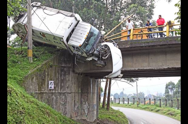 Juan Fernando Cano - Milagrosamente, el carro qued&#243; literalmente colgado del puente y no cay&#243;.