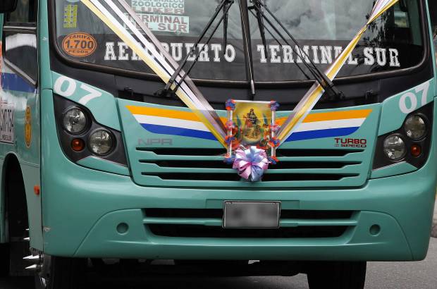 FOTO JAIME PÉREZ - Como cada 16 de julio, Día de la Virgen del Carmen, conductores desfilaron con su patrona por varios puntos de Medellín. Decenas de vehículos, como buses, carros y motos, circularon entre las terminales del Sur y del Norte de la ciudad.