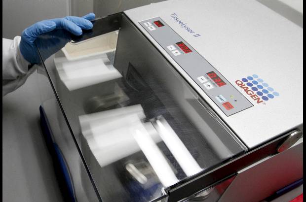 Donaldo Zuluaga - En este equipo se destruy&#243; la muestra para separar el ADN de las bacterias. Un trabajo de precisi&#243;n no muy demorado.