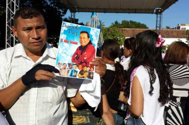 FOTOS ALEX HEREIRA - Comerciantes aprovechan la ocasión para vender recuerdos de ídolo vallenato.