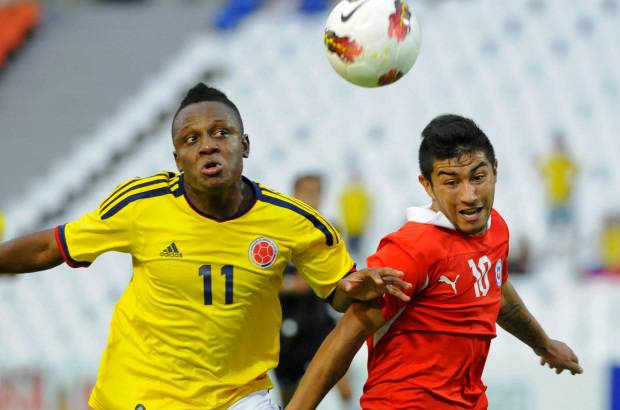 AP - Colombia no aprovech&#243; el hombre de m&#225;s en la cancha y los australes tuvieron las m&#225;s claras oportunidades tras la expulsi&#243;n del volante de marca Claudio Baeza.