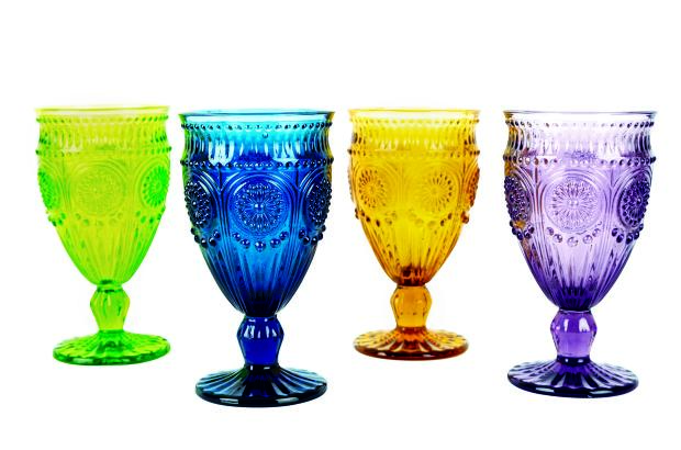 Decoración - Un estilo moderno que evoca el pasado es el que define este set de copas de vidrio, el cual hace parte de la última colección de cristalería vintage de Ambiente Gourmet. Vasos, candelabros, divertidas copas shot, platos y demás utensilios para llenar de color y alegría la mesa en estos días de fiestas y celebraciones. Más información en www.ambientegourmet.com.