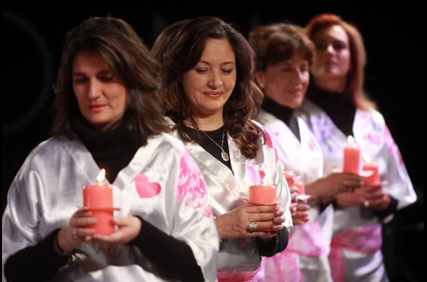 Colprensa-Raúl Palacios - Con una vela rosada se hizo un tributo a las víctimas del cáncer de seno.