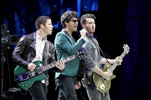 REUTERS - Joe, Nick y Kevin se presentaron ante los &quot;jon&#225;ticos&quot;, como se les ha bautizado por estas tierras, con el tema &quot;Paranoid&quot;, aderezado con una puesta en escena de luces y sonido.