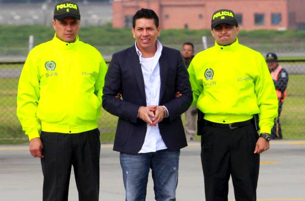 Colprensa - En un avión de la DEA fue traslado a Estados Unidos, este jueves por la mañana, Camilo Torres Martínez, alias "Fritanga", junto a otras seis personas para que respondan ante una Corte Federal de La Florida por el delito de narcotráfico.