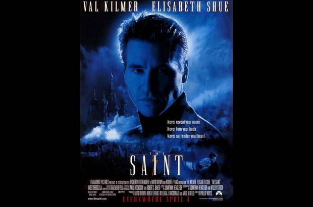Cortesía Canal RCN - Nuestro cine (canal RCN, 4:40 p.m.), El Santo. Val Kilmer protagoniza esta cinta de acción en la que personifica a Simón Templar, un espía contratado para resolver un caso que podría cambiar el mundo de la economía mundial.